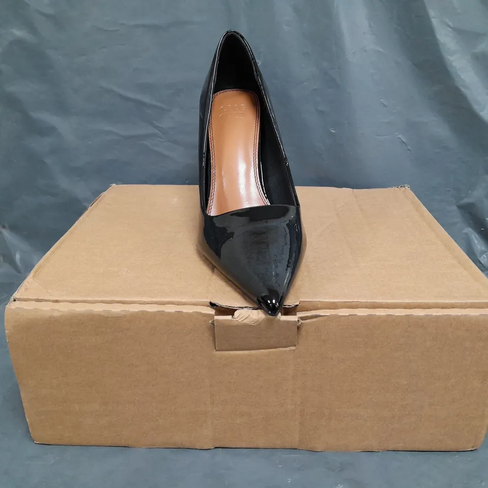 BOXED PAIR OF ASOS DESIGN HIGH HEELED POINTED TOE COURT SHOES IN GLOSSY BLACK SIZE UK 7