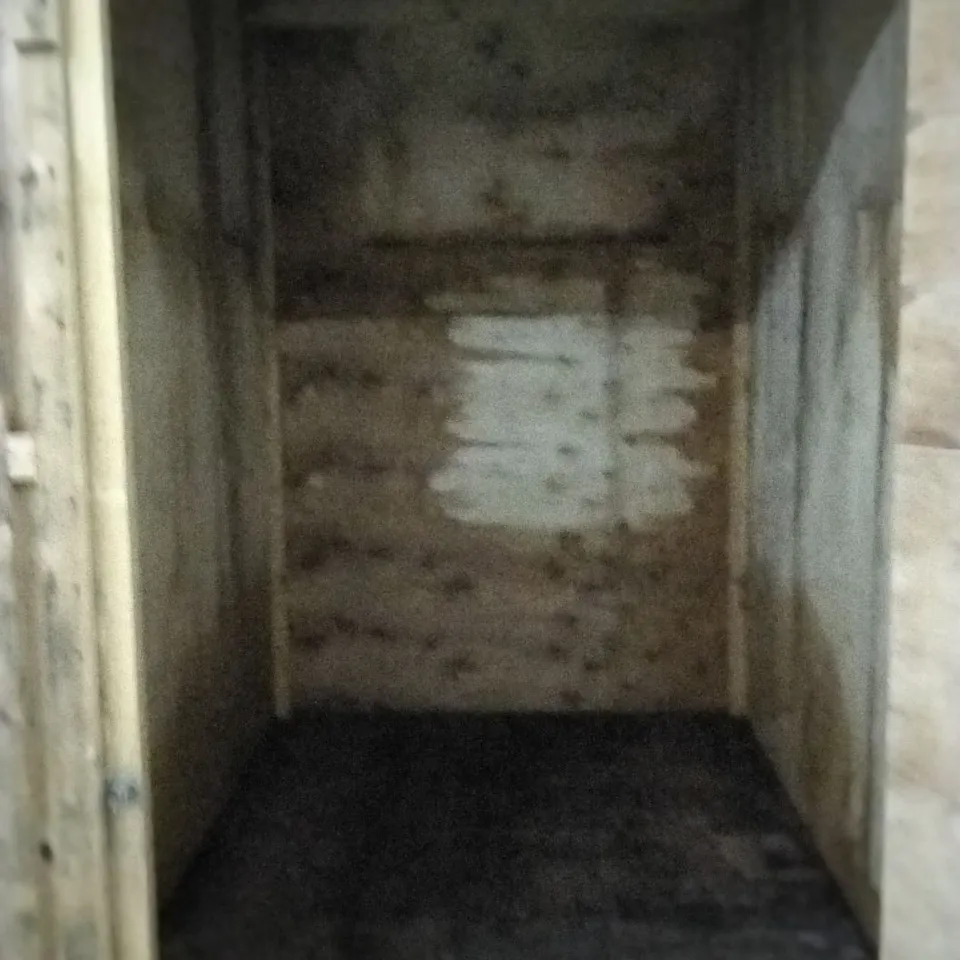 LARGE WOODEN PALLETISED SHIPPING CONTAINER WITH LOCKABLE DOOR APPROXIMATELY 200X 100 X 220CM