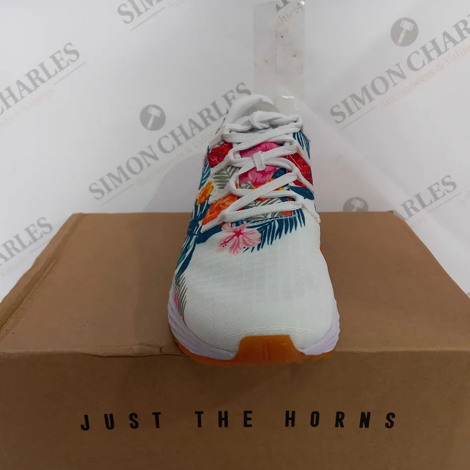 BOXED NO BULL RIPSTOP RUNNER WITH FLORAL DESIGN - UK 7