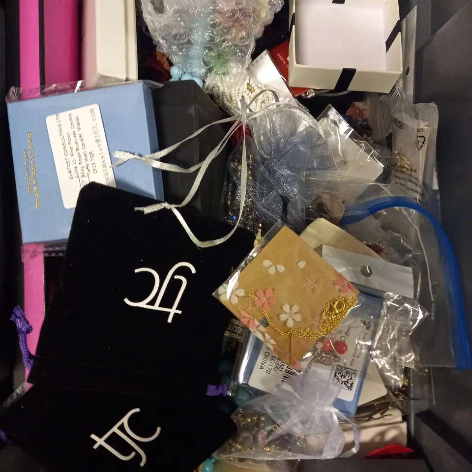 APPROXIMATELY 30 ASSORTED JEWELLERY PRODUCTS TO INCLUDE WATCHES, BRACELETS, EARRINGS ETC 