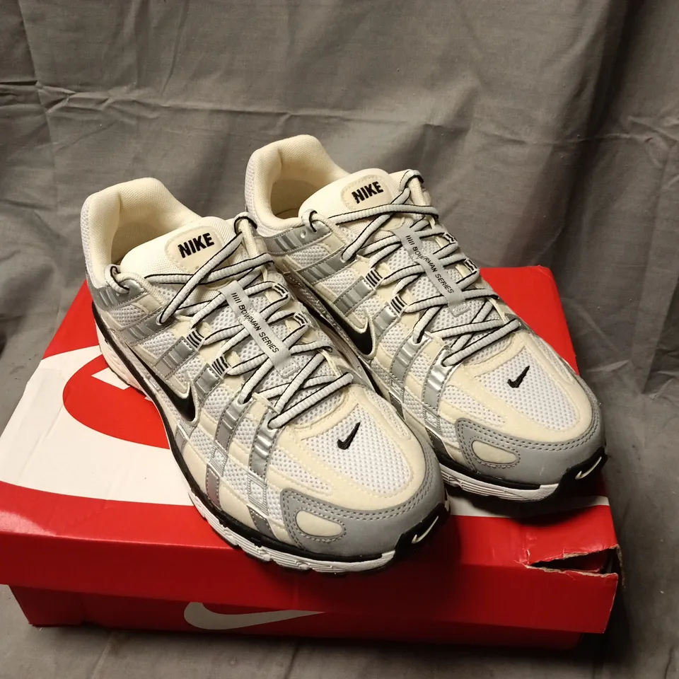 NIKE RUNNING SHOES - GREY/WHITE UK 8 BOXED