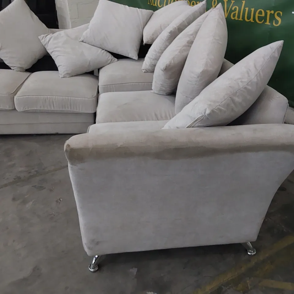 DESIGNER CORNER GROUPBWITH SCATTER CUSHIONS NATURAL FABRIC 