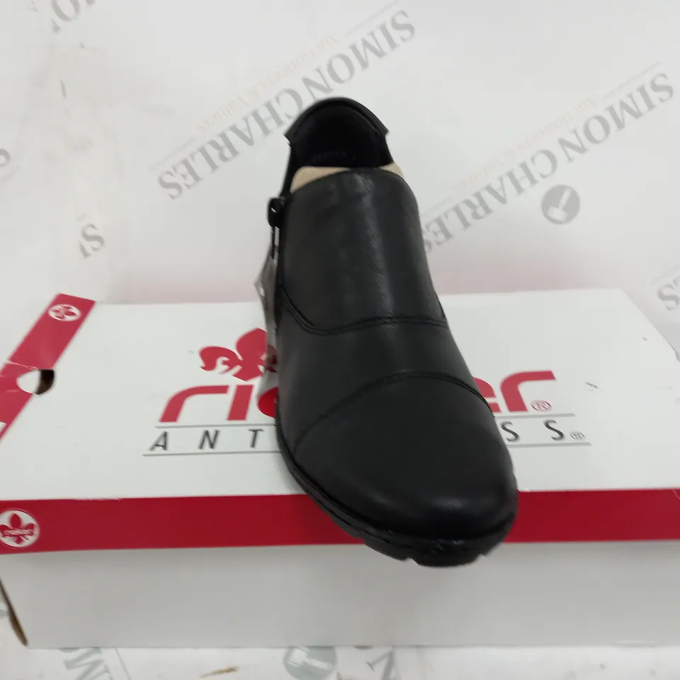 BOXED PAIR OF RIEKER ANTISTRESS BOOT BLACK SIZE 5 