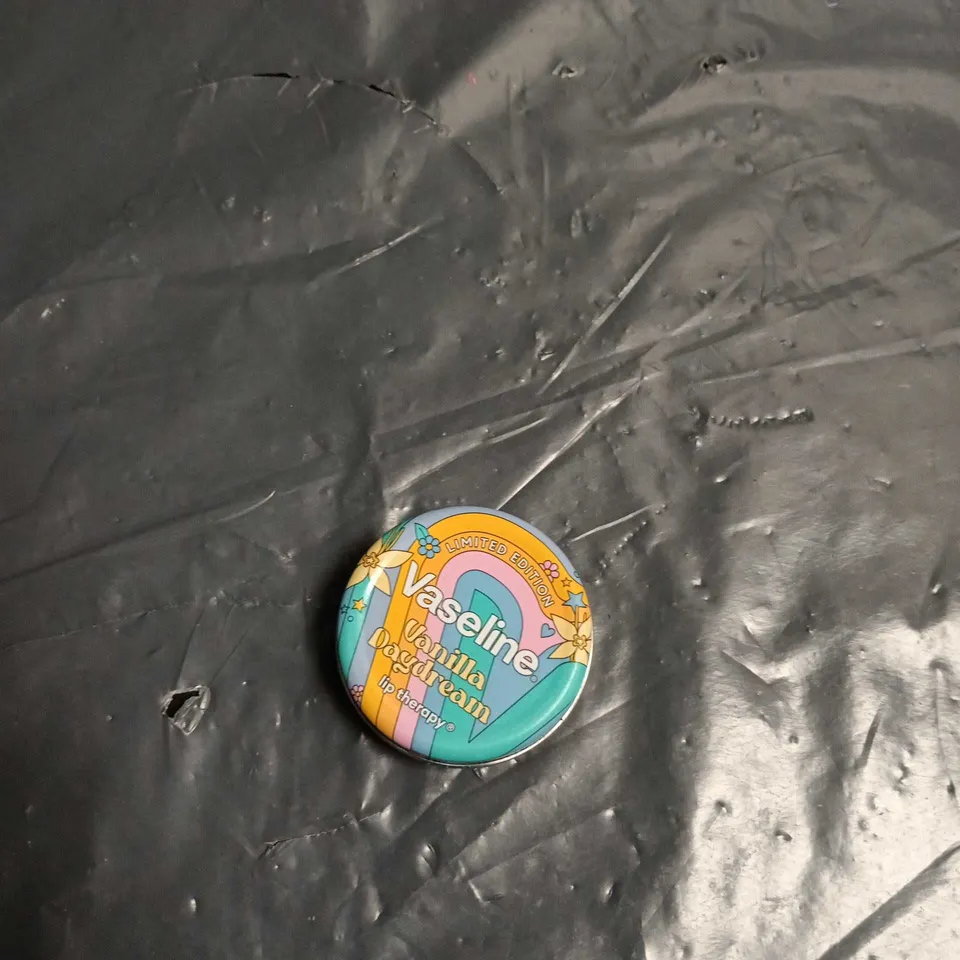 APPROXIMATELY 25 ASSORTED COSMETICS ITEMS TO INCLUDE MANE SHAMPOO, MAKEUP MIRROR AND VASELINE 