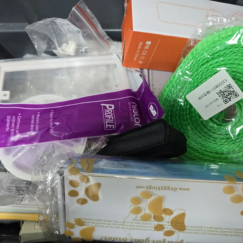 APPROXIMATELY 13 ASSORTED ITEMS TO INCLUDE - TURBO FAN , BALL PEN ETC