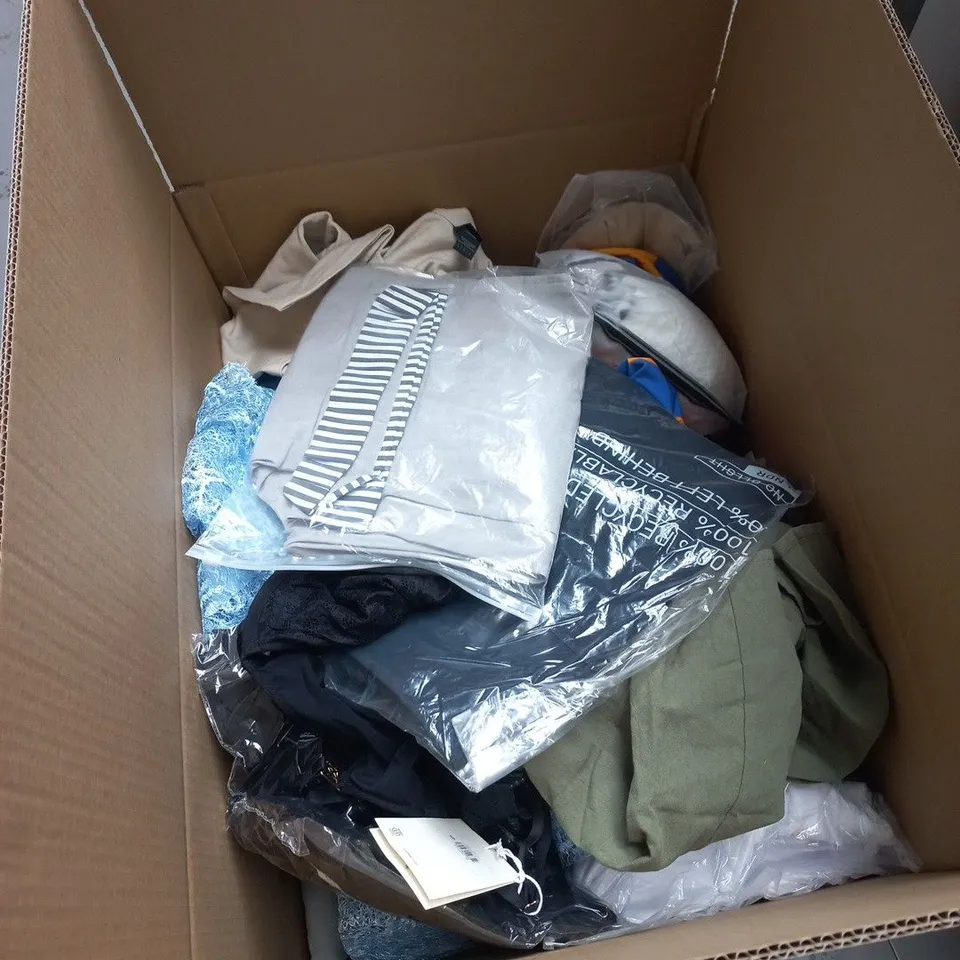 BOX OF APPROXIMATELY 25 ASSORTED CLOTHING ITEMS OF VARIOUS SIZES AND STYLES TO INCLUDE F&F JACKET ETC