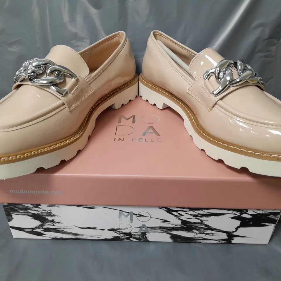 BOXED PAIR OF MODA IN PELLE CHUNKY LOAFERS IN NUDE W. SILVER EFFECT CHAIN SIZE 6