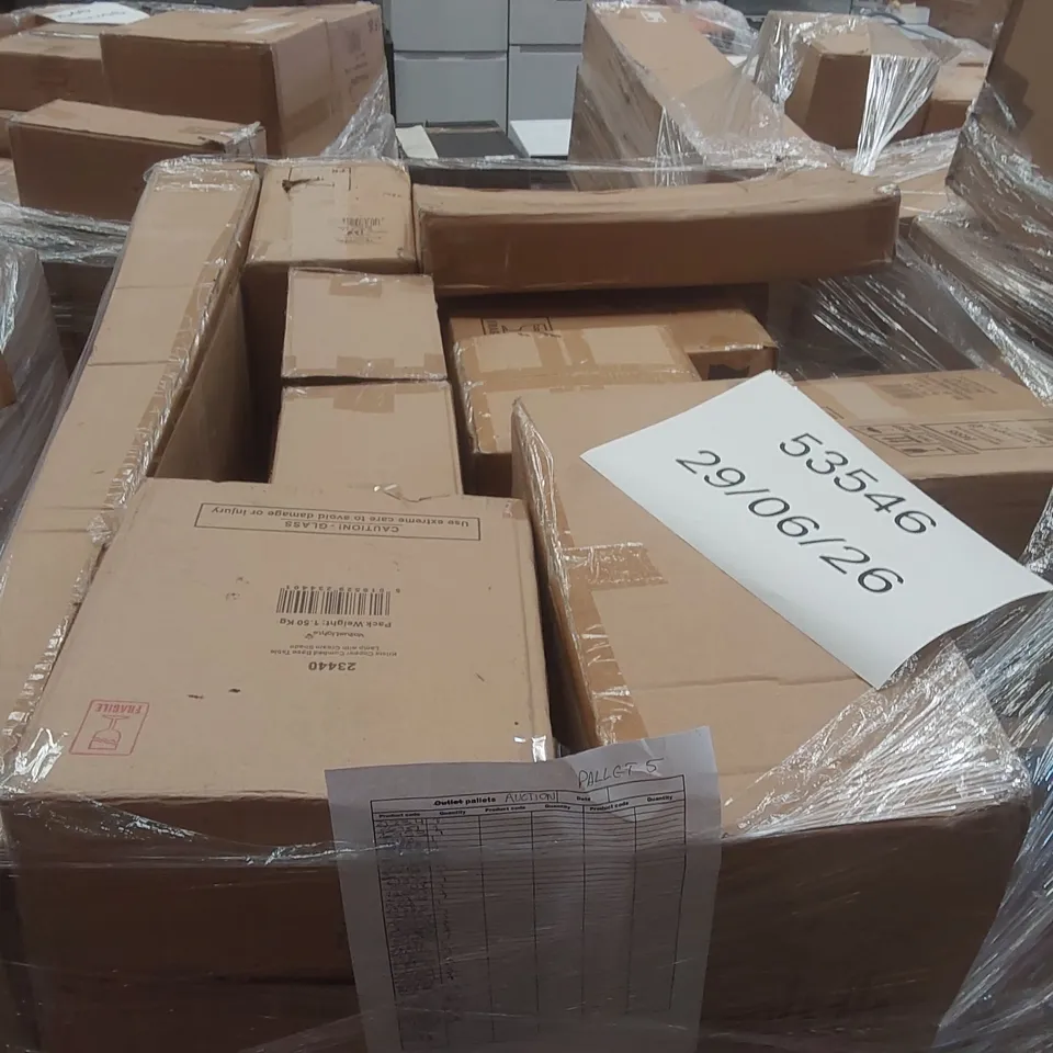 PALLET CONTAINING A LARGE QUANTITY OF ASSORTED LIGHTING PRODUCTS
