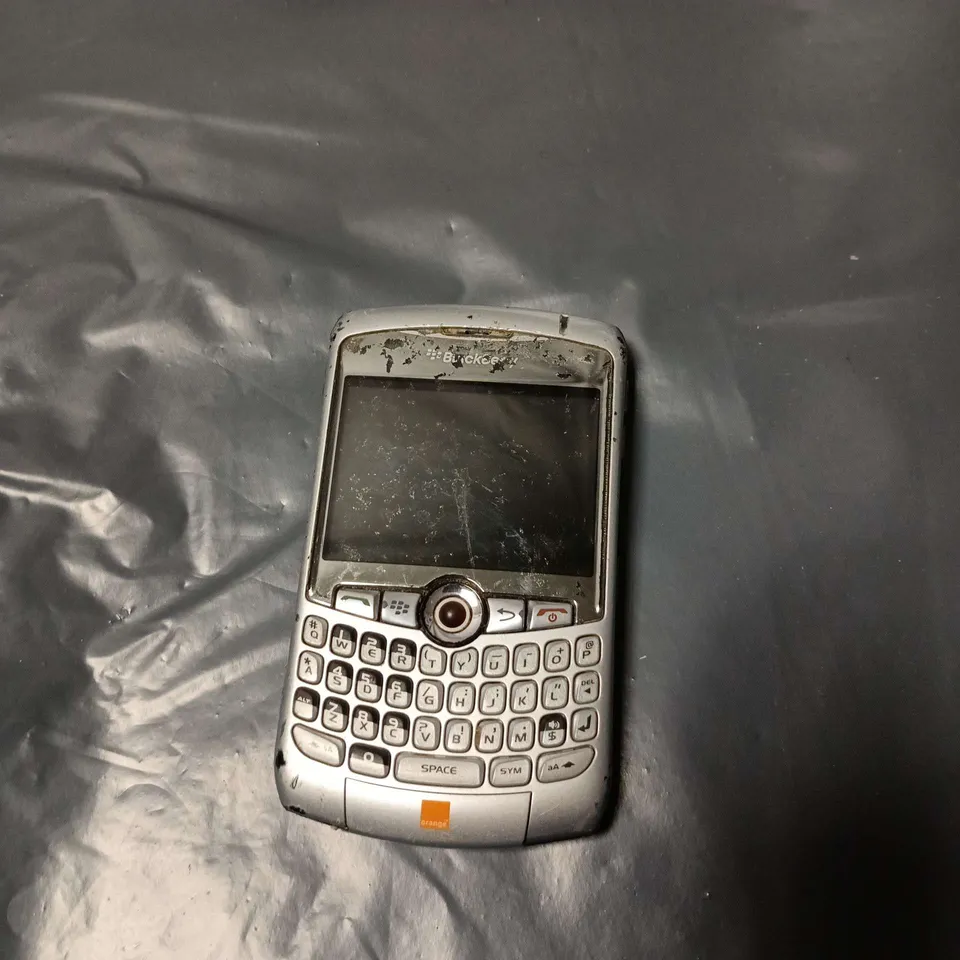 BLACKBERRY SMARTPHONE WITH QWERTY KEYBOARD – SILVER/BLACK (DAMAGED) 
