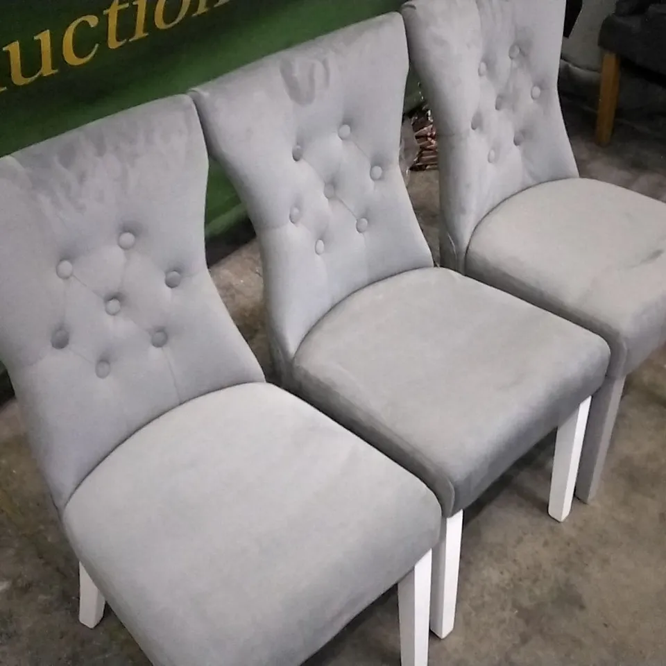 SET OF 3 PLUSH GREY FABRIC BUTTONBACK DINING CHAIRS WITH WHITE WOODEN LEGS 
