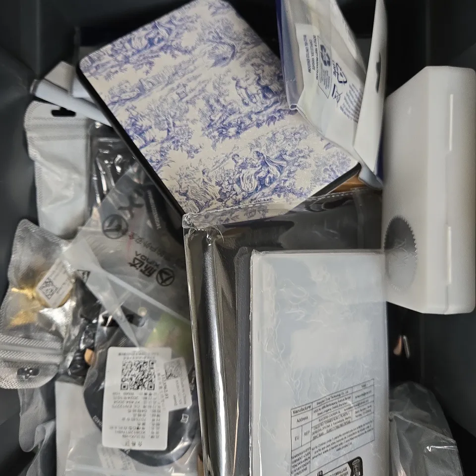 APPROXIMATELY 15 HOUSEHOLD ITEMS TO INCLUDE SPONGES, KNIT KIT, FACE PLATES ETC 