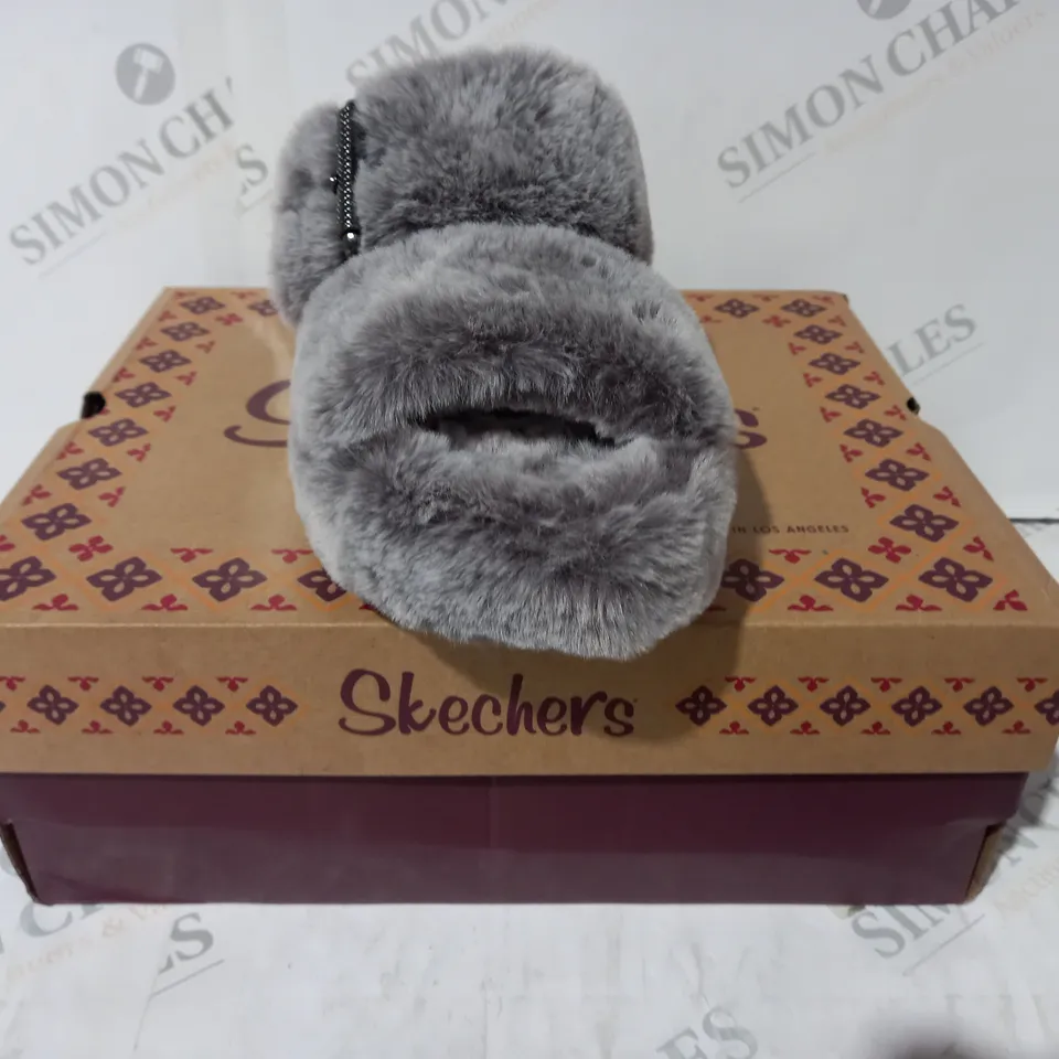 BOXED PAIR OF SKECHERS OPEN TOE SLIPPER SANDALS IN GREY SIZE 6