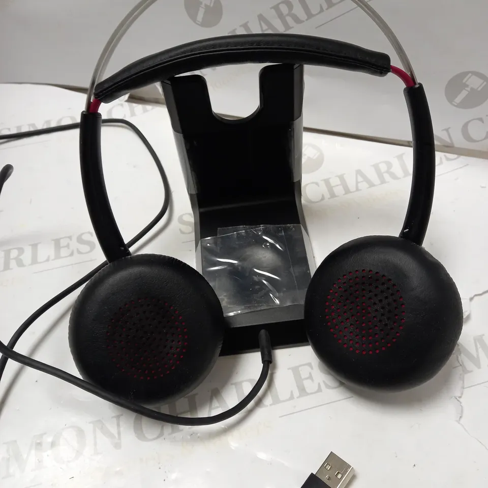 PLANTRONICS - VOYAGER FOCUS UC HEADSET B825 FOR MICROSOFT WITH A CHARGE STAND