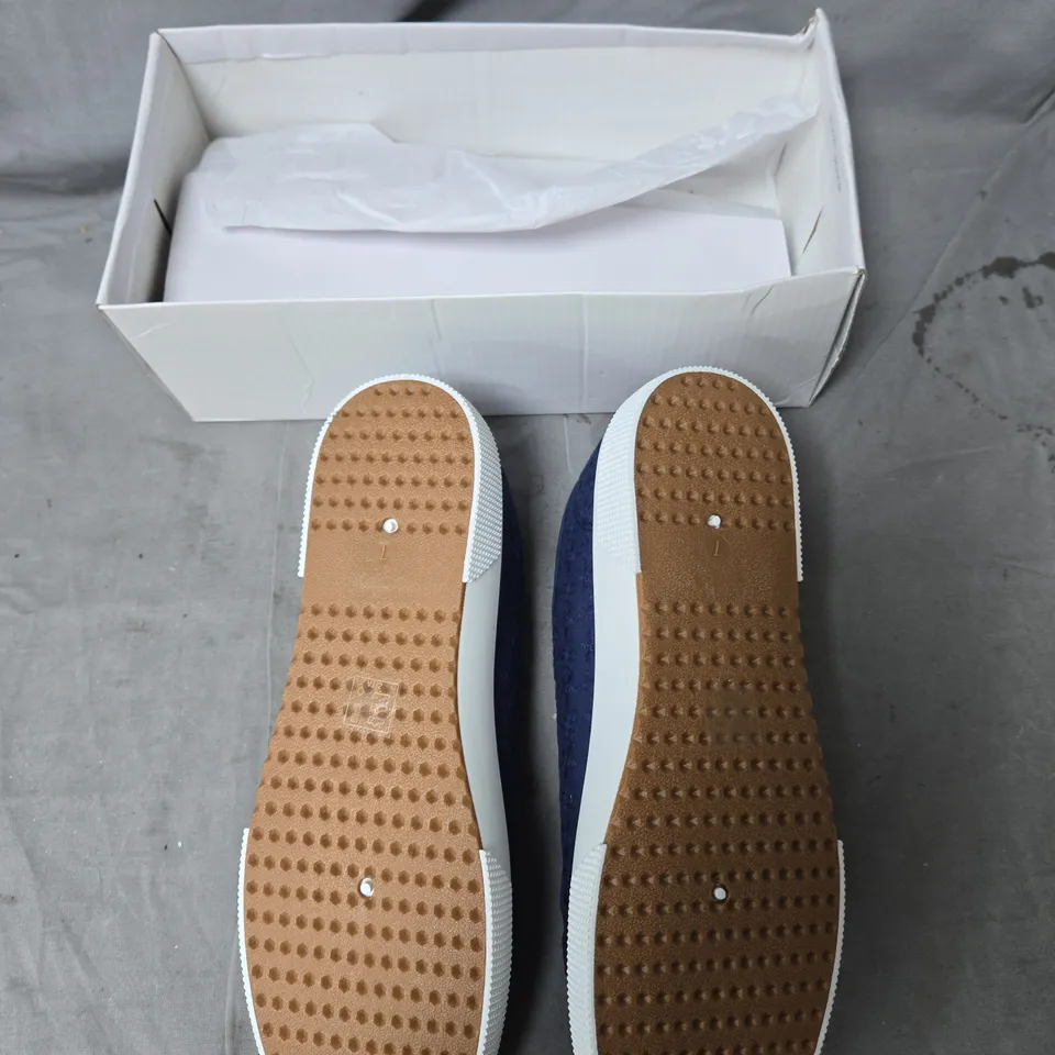 URBAN NAVY BLUE LACE-UP TRAINERS – UK 7 URBAN JACKS