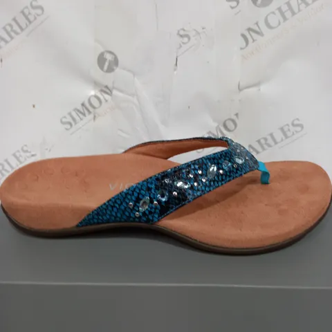 BOXED PAIR OF LUCIA SANDALS IN BLUE SIZE 7