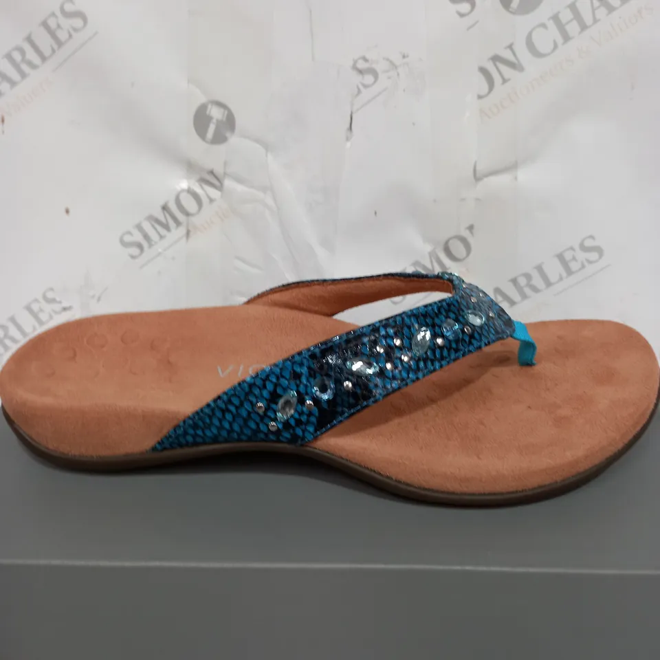 BOXED PAIR OF LUCIA SANDALS IN BLUE SIZE 7