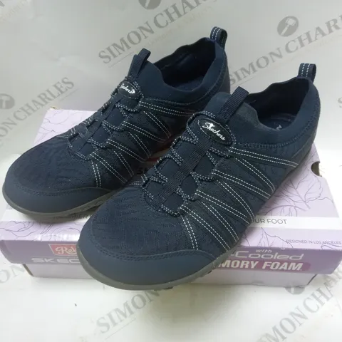 BOXED SKETCHERS RELAXED FIT NJAVY - SIZE 6
