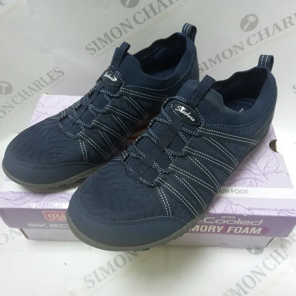 BOXED SKETCHERS RELAXED FIT NJAVY - SIZE 6