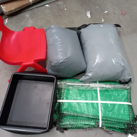 LOT OF 7 ASSORTED HOUSEHOLD ITEMS TO INCLUDE BAGGED BEDDING, DUMBELL BAR AND PLASTIC KIDS CHAIR