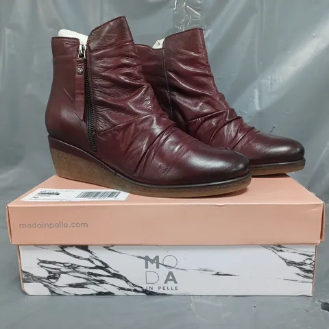 BOXED PAIR OF MODA IN PELLE OLGAR LEATHER BOOTS IN BURGUNDY SIZE 7