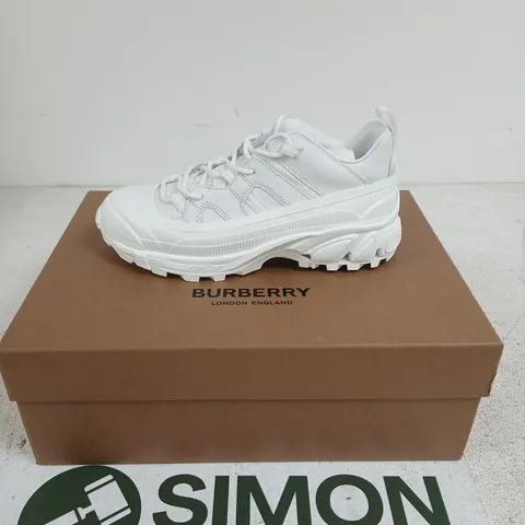 BURBERRY WHITE LOW-TOP SNEAKERS – UK 5 (EUR 38)
