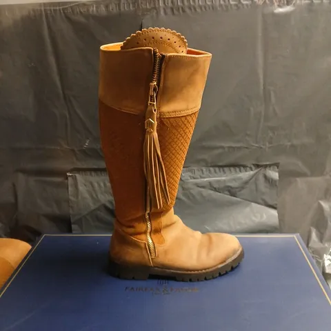FAIRFAX AND FAVOR ENGLAND WOMEN'S KNEE-HIGH TAN LEATHER BOOTS WITH TEXTURED SHAFT, ZIP AND TASSEL DETAIL SIZE 7