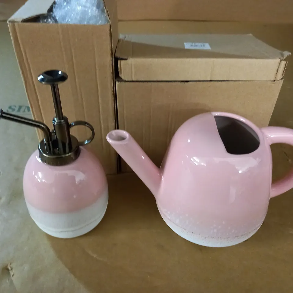 LOT OF 2 SASS & BELLE HOMEWARE ITEMS INCLUDE WATERING CAN AND MISTER