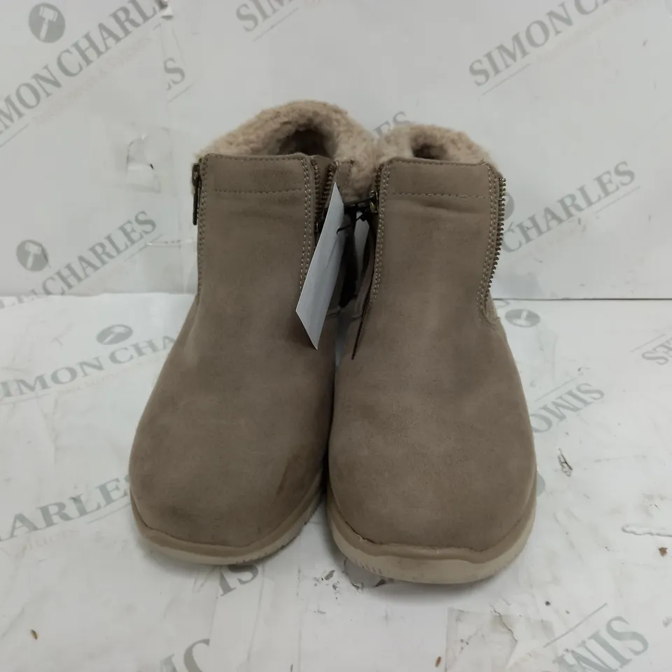 SKETCHERS EASY GOING BOOT IN TAN SIZE 8