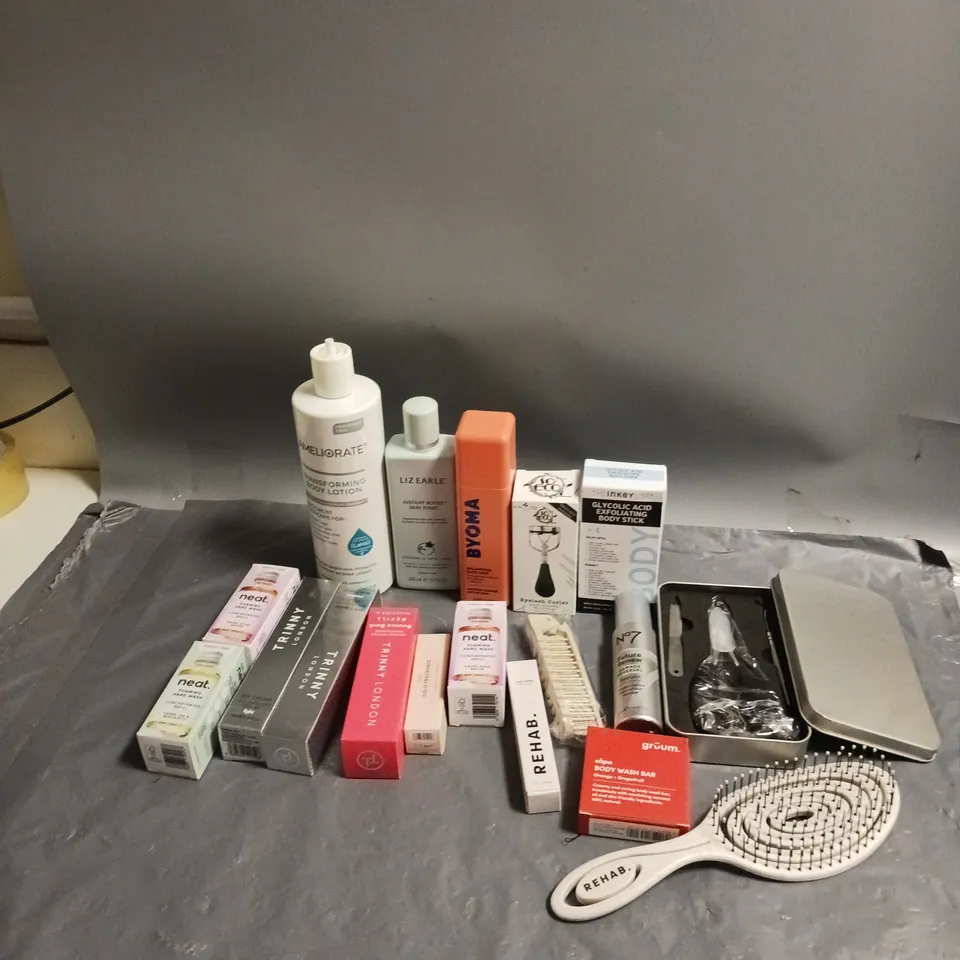 BOX OF APPROXIMATELY 15 ASSORTED COSMETIC ITEMS TO INCLUDE-LIZ EARLE SKIN TONIC- TRINNY LONDON BFF CREAM- BYOMA FACE MIST ETC.