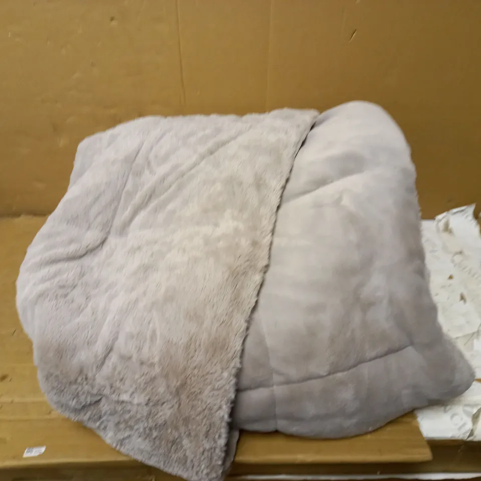 COZEE HOME VELVETSOFT FILLED THROW
