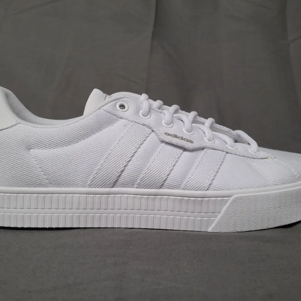 PAIR OF ADIDAS TRAINERS IN WHITE UK SIZE 8.5