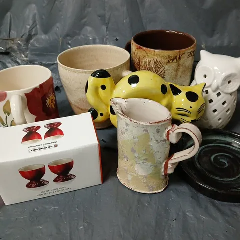 APPROXIMATELY 8 ASSORTED ITEMS TO INCLUDE LE CREUSET EGG CUP SET, HARRY POTTER MARAUDER'S MAP MUG, EMMA BRIDGEWATER MUG - COLLECTION ONLY