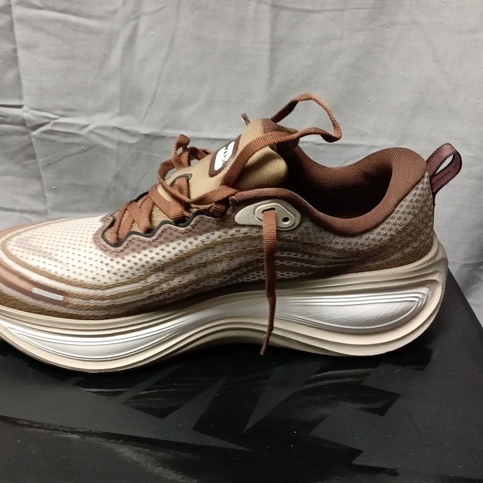 BOXED NIKE VOMERO PLUS QS RUNNING SHOES – BROWN/TAN, UK 9.5 (US 10.5)