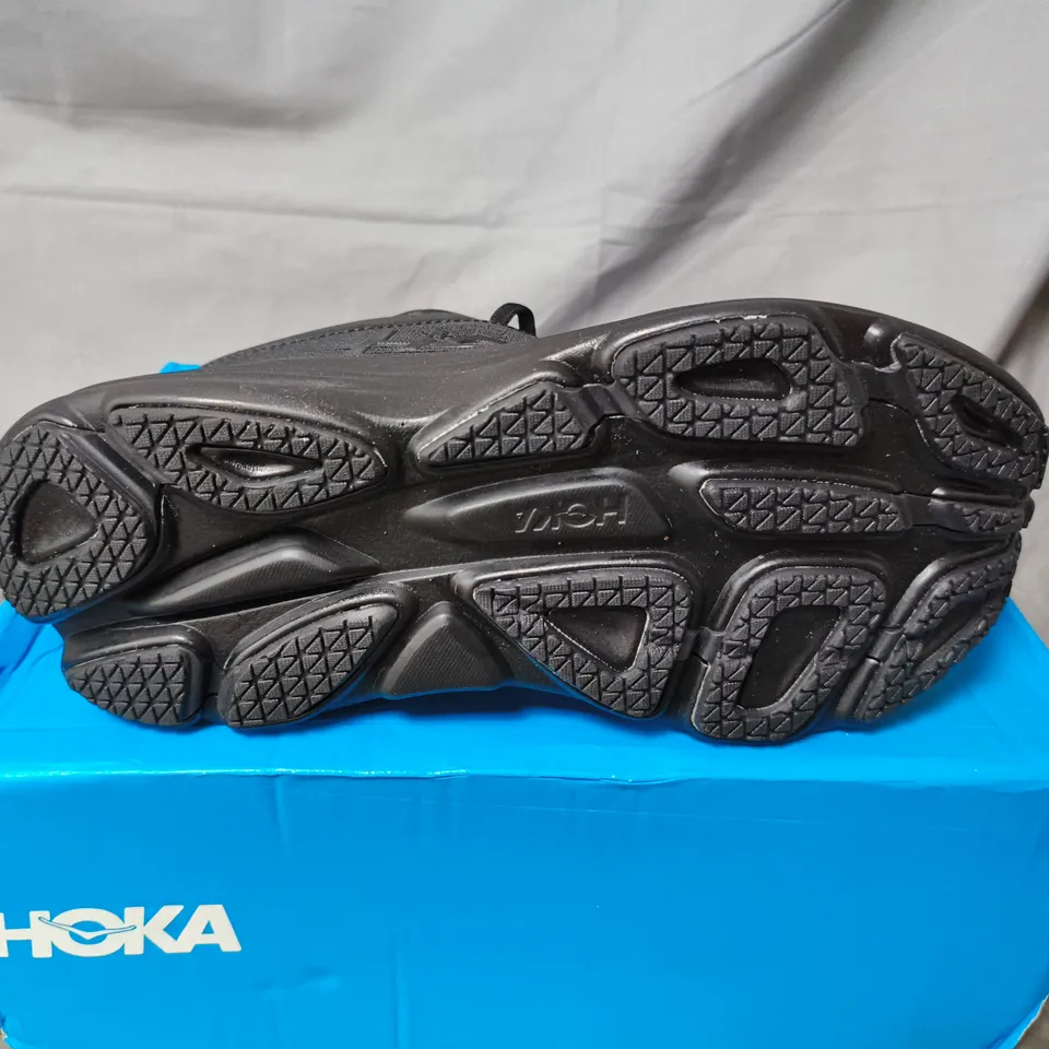 BOXED PAIR OF HOKA MENS BONDI 8 TRAINERS IN BLACK - UK 7.5