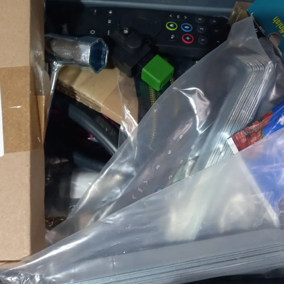 LOT OF APPROXIMATELY 10 ASSORTED HOUSEHOLD ITEMS TO INCLUDE MUCK MUNCHERS XL PROBIOTIC SEPTIC TANK TREATMENT, PREMIER LEAGUE NOTEBOOK, DOOR HANDLE ALARM, ETC