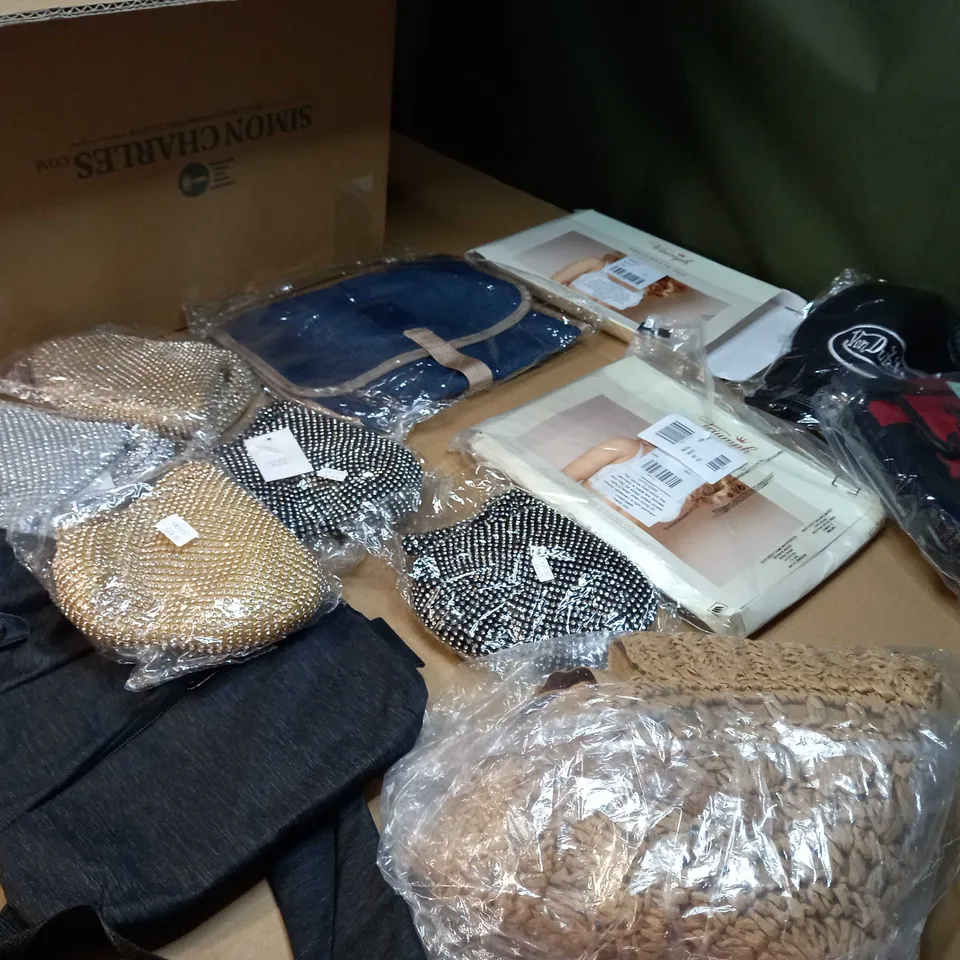 LOT OF APPROX. 15 ASSORTED CLOTHING ACCESSORIES  IN VARYING SIZES/COLOURS/STYLES TO INCLUDE: BRA'S, HAT, BAGS