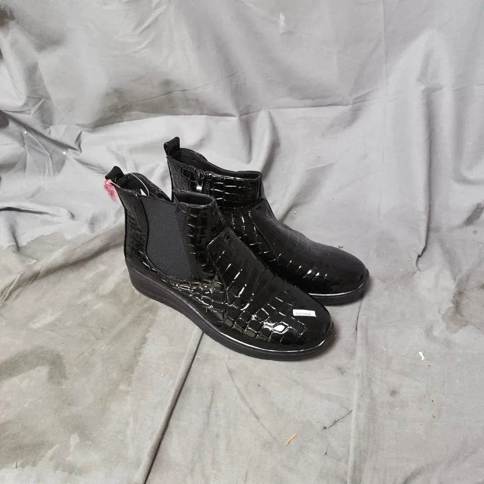 BLACK CROC-EFFECT CHELSEA BOOTS – WOMEN'S ANKLE BOOTS. UK SIZE 5.