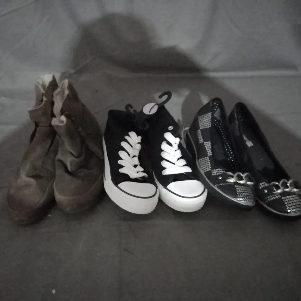 APPROXIMATELY 10 PAIRS OF ASSORTED KIDS SHOES IN VARIOUS STYLES AND SIZES 