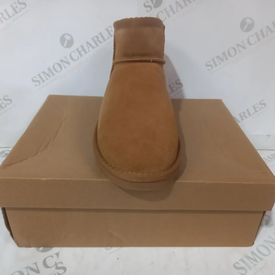 BOXED PAIR OF UGG SHOES IN TAN UK SIZE 7