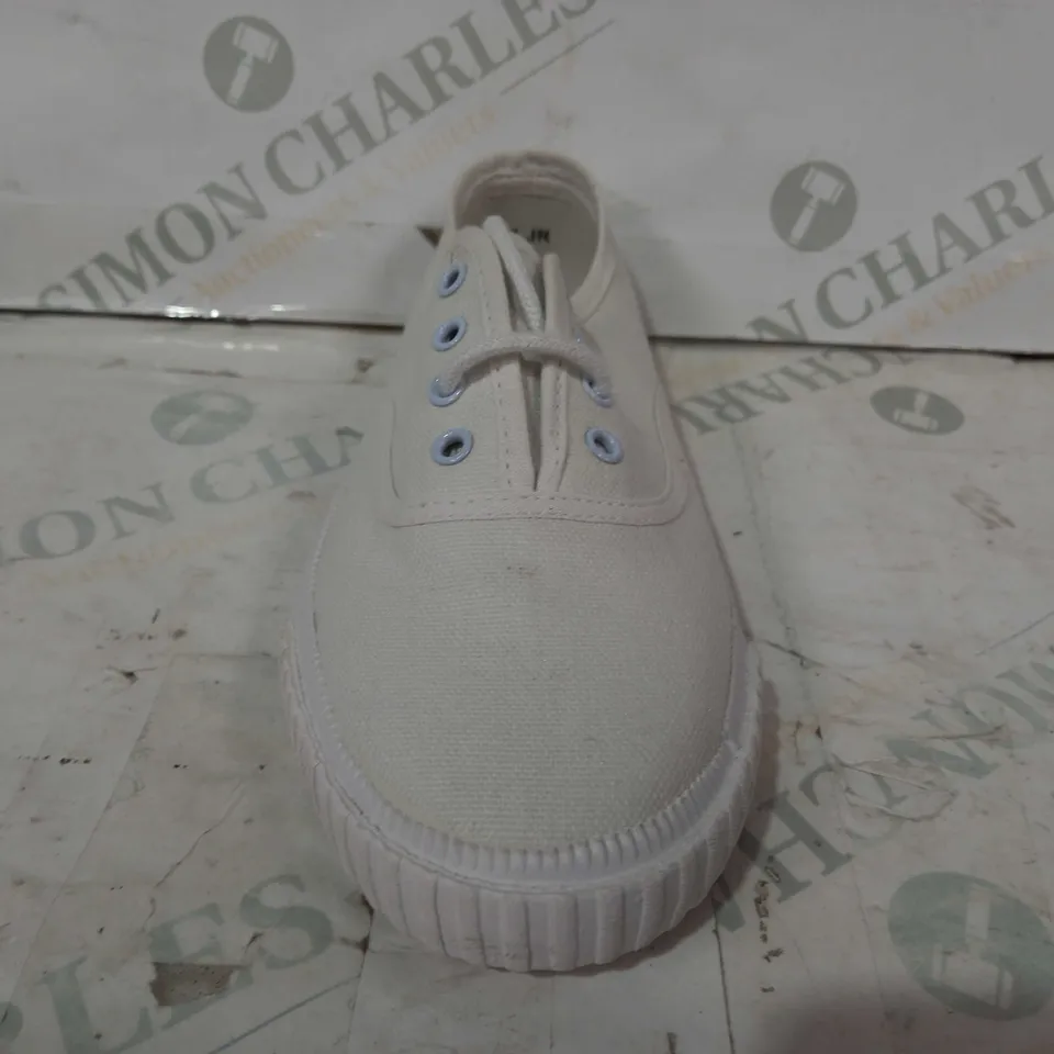 PAIR OF DEK KIDS CANVAS SHOES IN WHITE SIZE 13