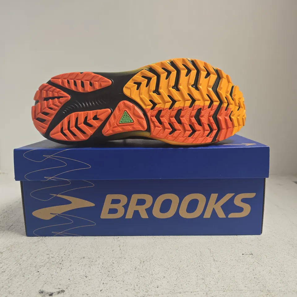 BOXED PAIR OF BROOKS GHOST TRAIL TRAINERS IN BLACK/RED/ORANGE SIZE UK 7.5