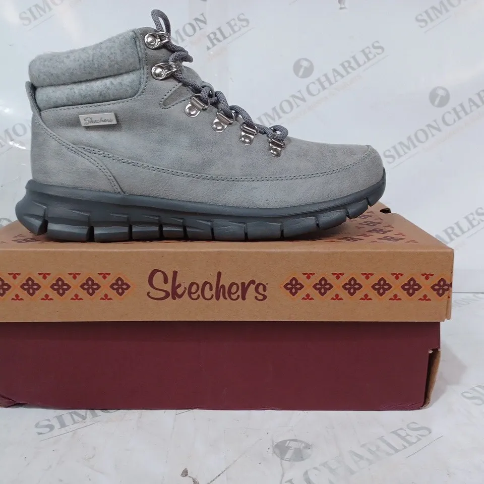 BOXED SKECHERS SYNERGY WARM TECH BOOTS, GREY - SIZE 5 