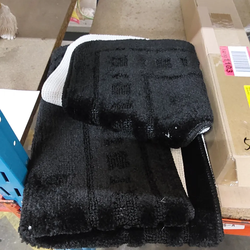 SET OF 2 BATHROOM MATS IN BLACK 