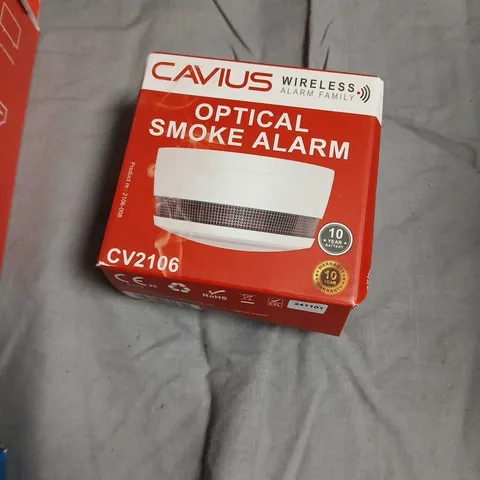 BOX OF ASSORTED ELECTRICAL ITEMS INCLUDING BUNDLE: TV STICK (ANDROID TV), CAVIUS OPTICAL SMOKE ALARM, BLOOD PRESSURE MONITOR (ARM STYLE) (VERIFY ITEMS)