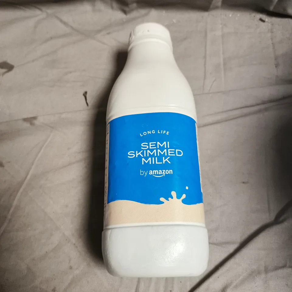 APPROXIMATELY 8 ASSORTED FOOD ITEMS INCLUDING SEMI SKINNED MILK AND CAFEPOD COFFEE