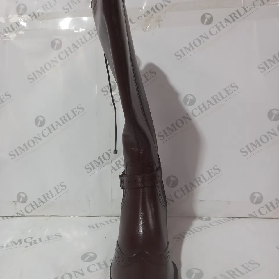 BOXED PAIR OF MODA IN PELLE SASSKIA KNEE HIGH BOOTS IN BURGUNDY SIZE 6