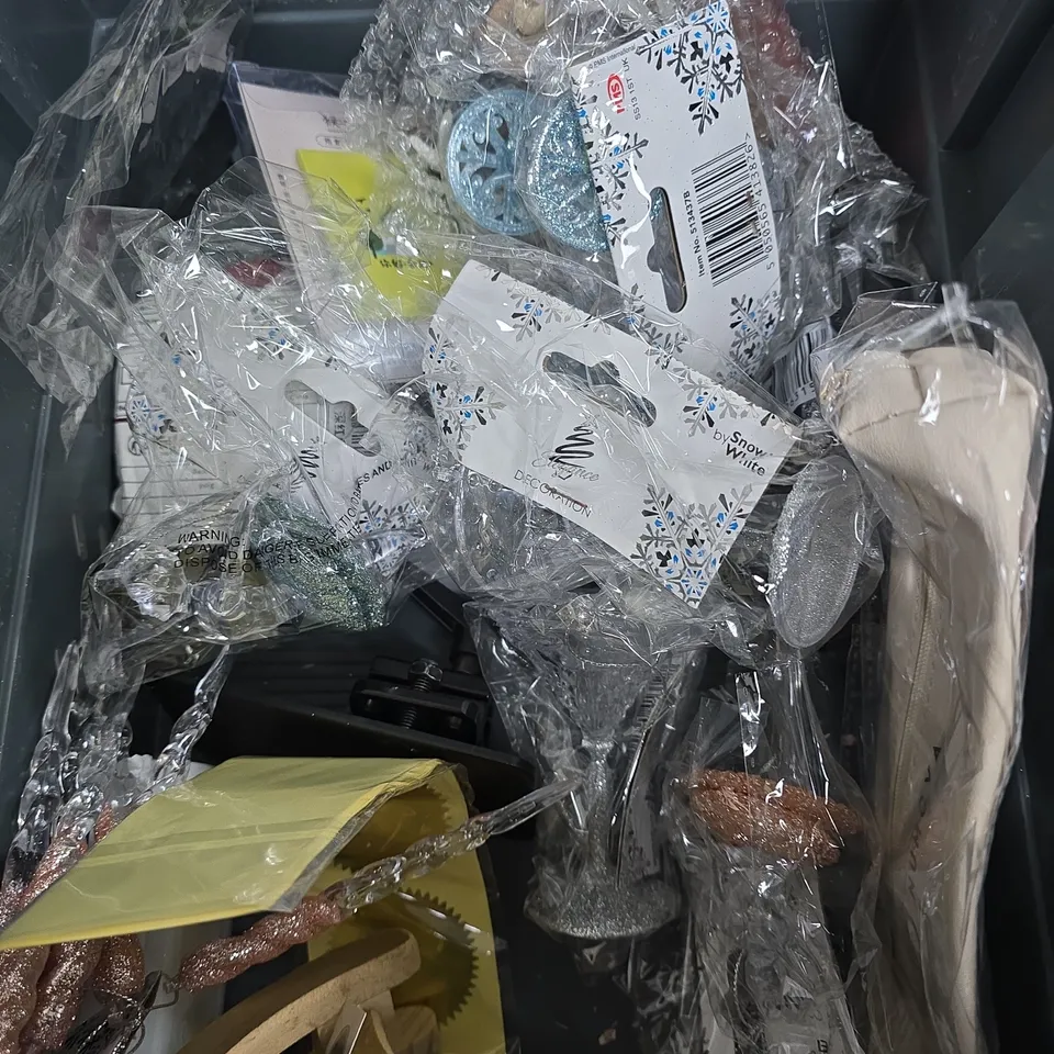 APPROXIMATELY 20 ASSORTED HOUSEHOLD ITEMS TO INCLUDE CHRISTMAS DECOR, NOTEBOOK, LED HEAD TORCH ETC 