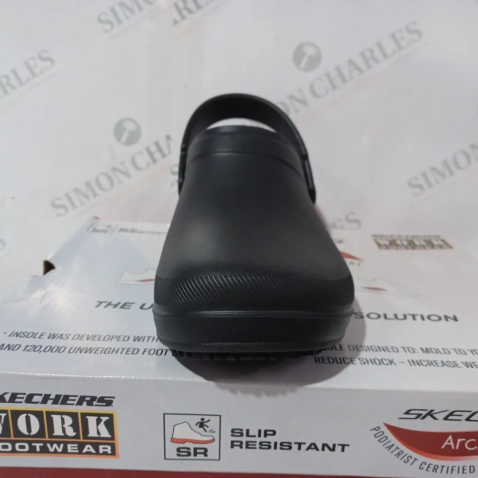 BOXED PAIR OF SKECHERS SLIP RESISTANT CLOGS IN BLACK - SIZE 4.5