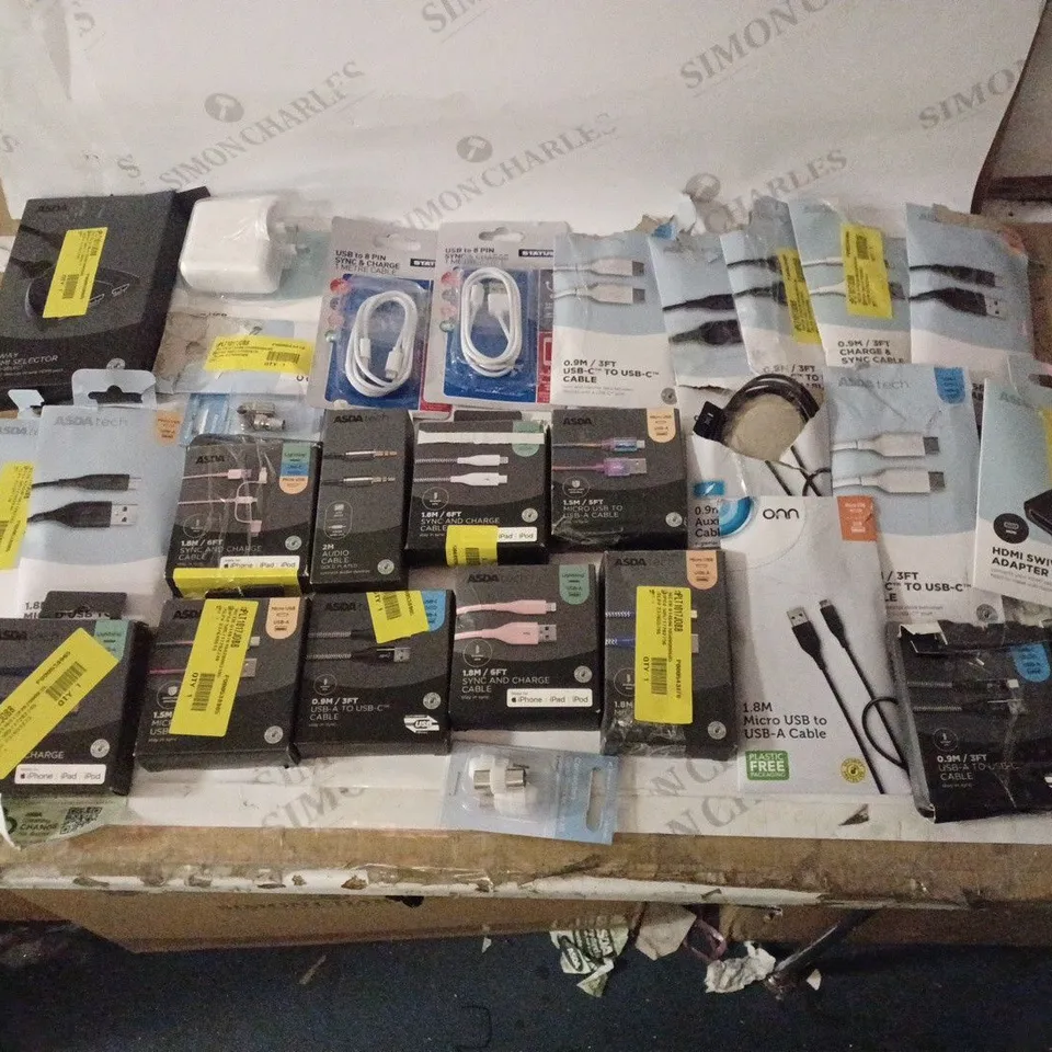 LOT OF APPROX 30 ASSORTED TECH ITEMS TO INCLUDE PHONE CABLES, ADAPTERS AND HDMI SPLITTER ETC
