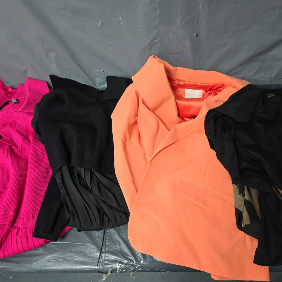 APPROXIMATELY 15 ASSORTED CLOTHING ITEMS IN VARIOUS COLOURS, STYLES AND SIZES
